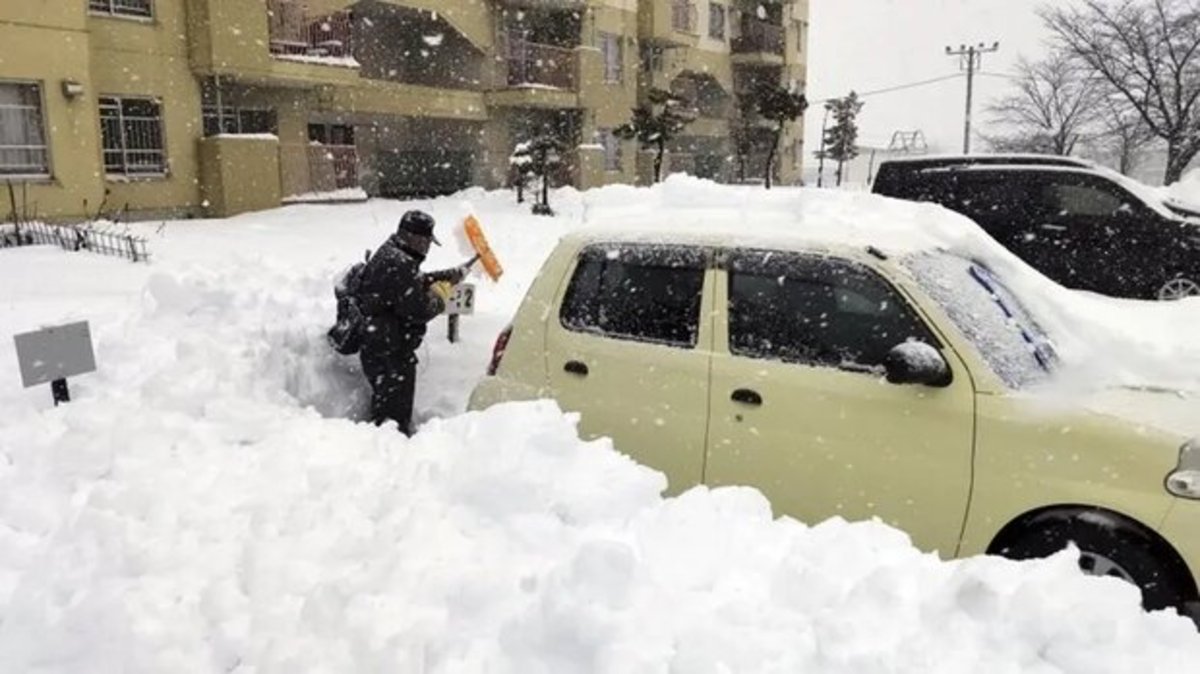 برف سنگین در ژاپن جان ۱۳ نفر را گرفت