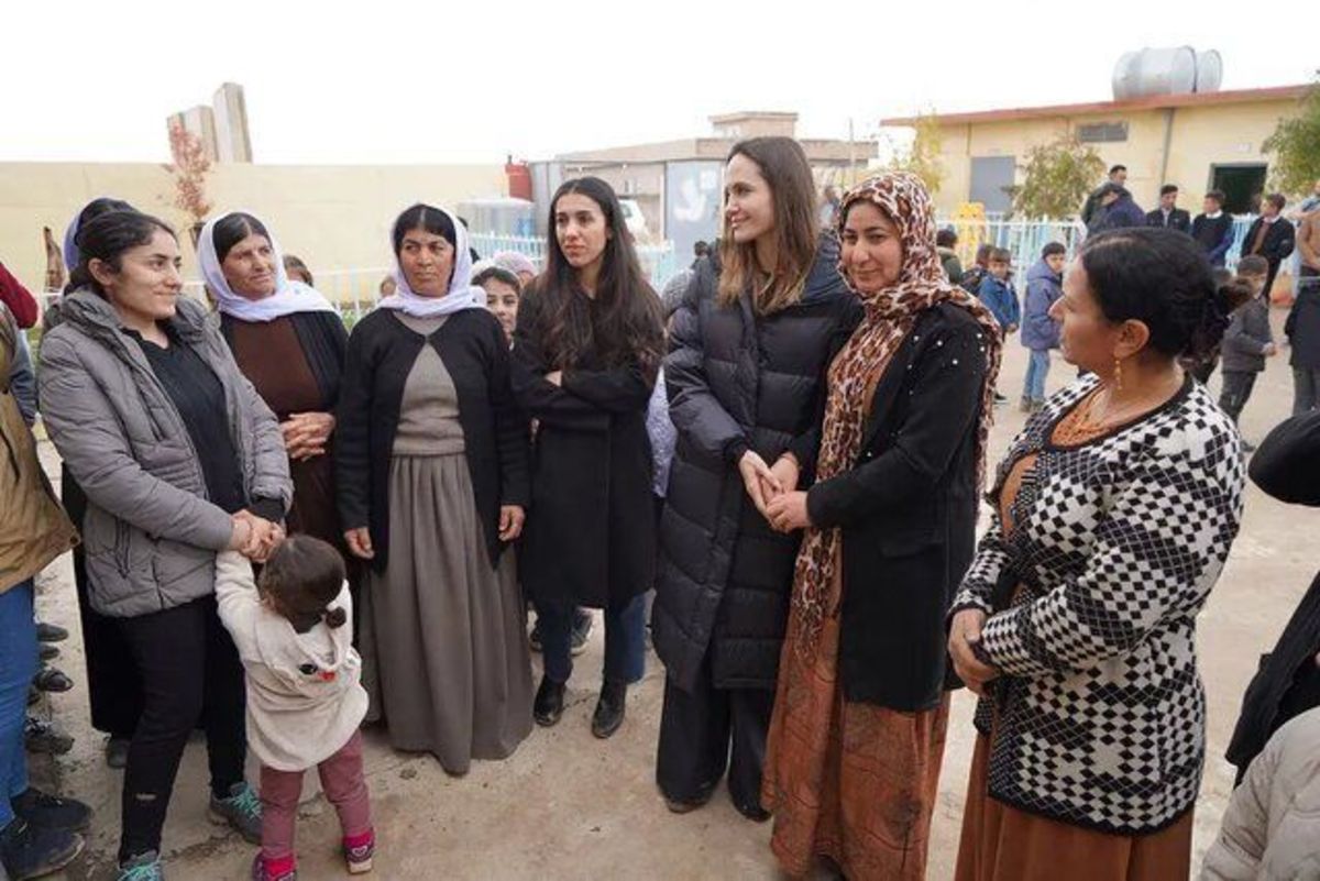 عکس| دیدار آنجلینا جولی با بازماندگان نسل‌کشی داعش در سنجار