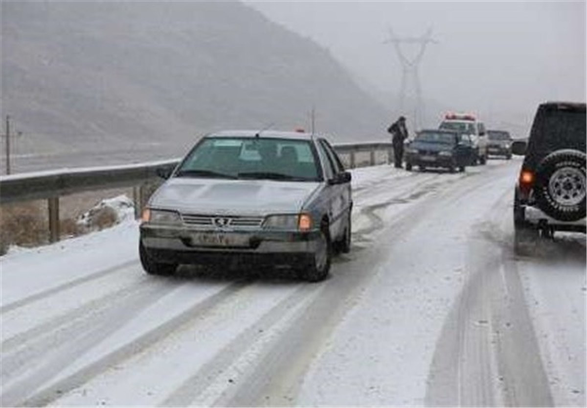 بارش برف در برخی جاده‌ها و انسداد ۱۵ مسیر