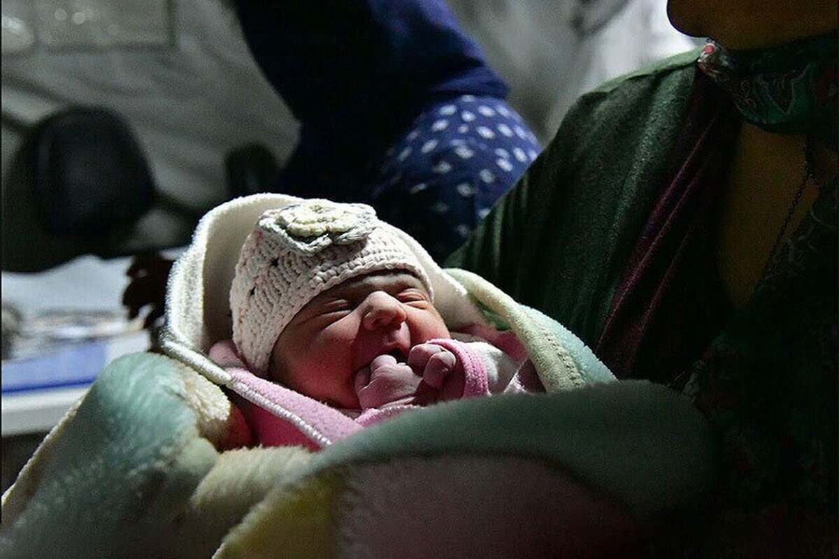 عکس| تولد نوزاد خویی در دل زلزله و پس لرزه‌ها