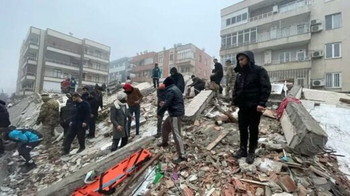 تصویر رسول خادم و احسان علیخانی و پرویز پرستویی در بین زلزله‌زدگان خوی