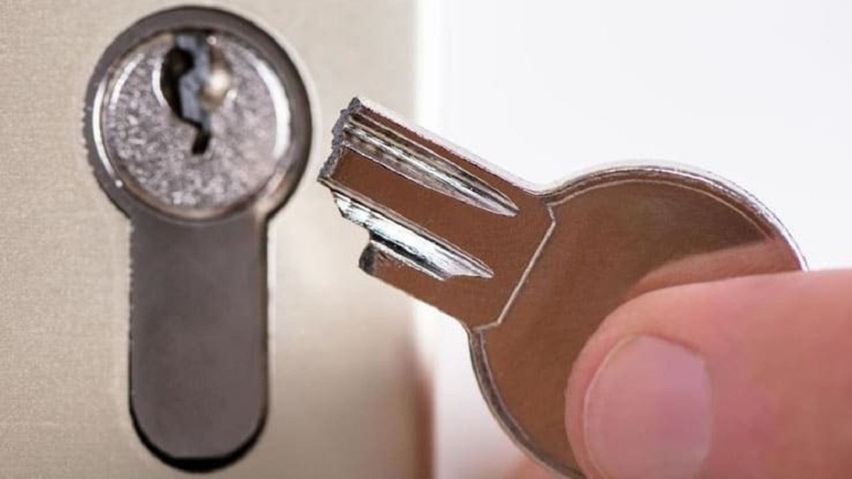 فیلم| روشی کاربردی برای بیرون آوردن کلید شکسته در قفل