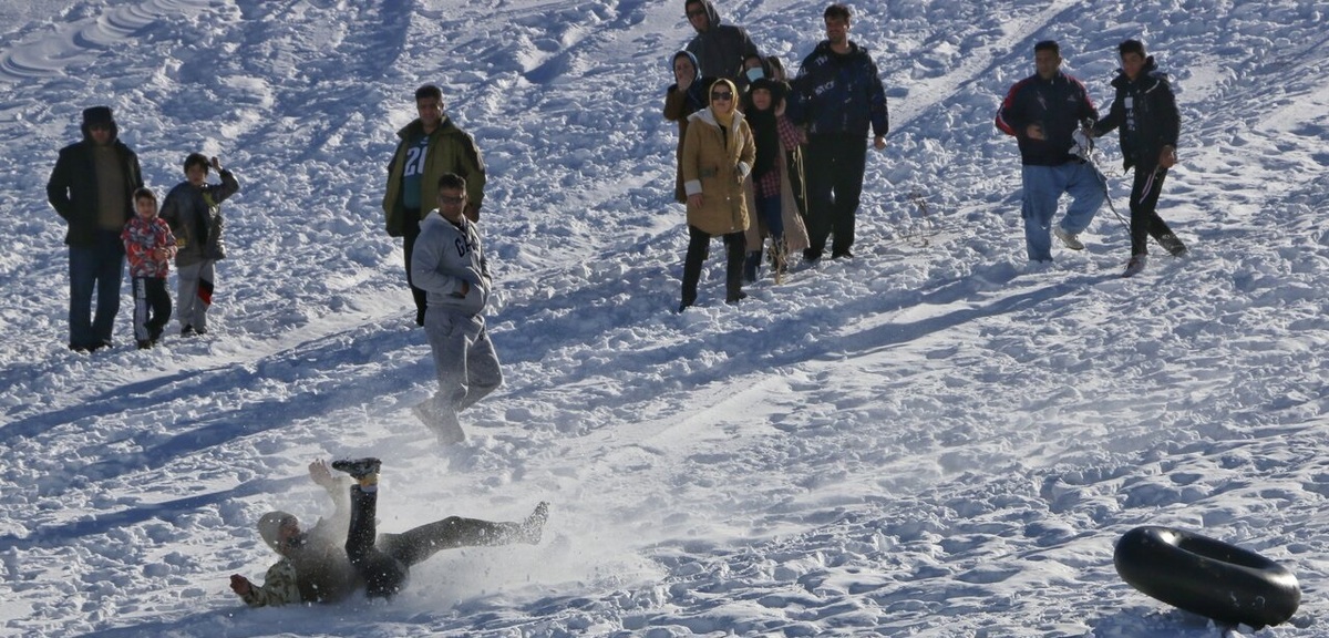 تصاویر| تیوب سواری مردم در مناطق پوشیده از برف «نورآباد»