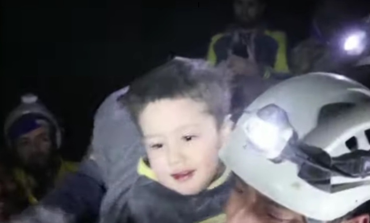 فیلم| بازیگوشی عجیب کودک سوری پس از نجات از زیر آوار زلزله