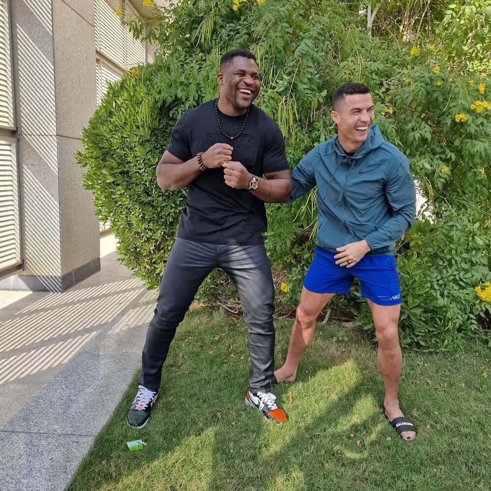 عکس| سرشاخ شدن رونالدو با خشنترین بوکسور جهان عکس| سرشاخ شدن رونالدو با خشنترین بوکسور جهان