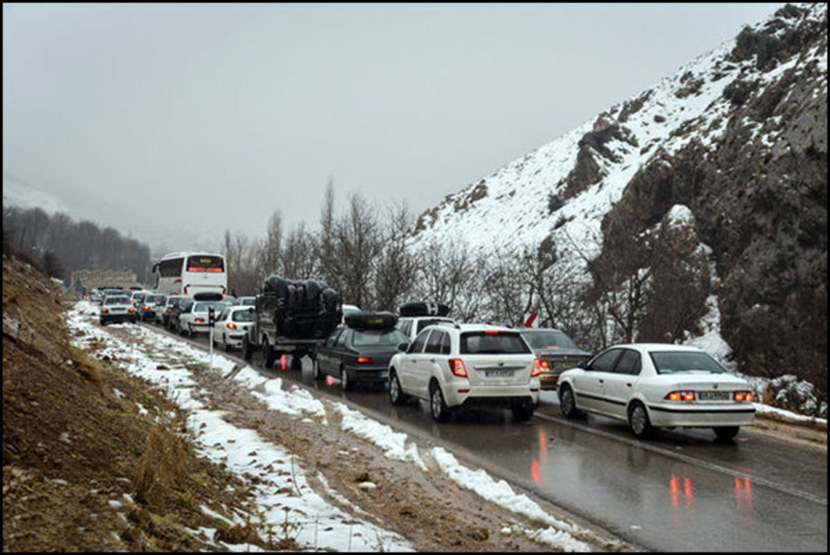 برف و باران در جاده‌های ۲۱ استان / ترافیک نیمه سنگین در محور هراز