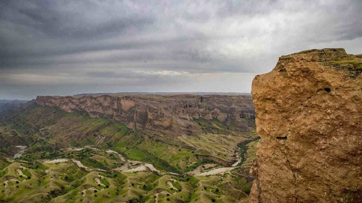 فیلم| دریایی از ابر بر فراز جاده‌ای در ایران