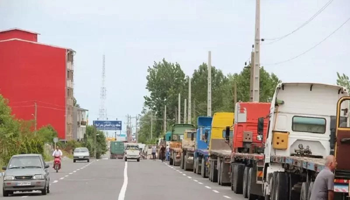 دلیل صف طولانی کامیون‌ها در پایانه مرزی آستارا است؟