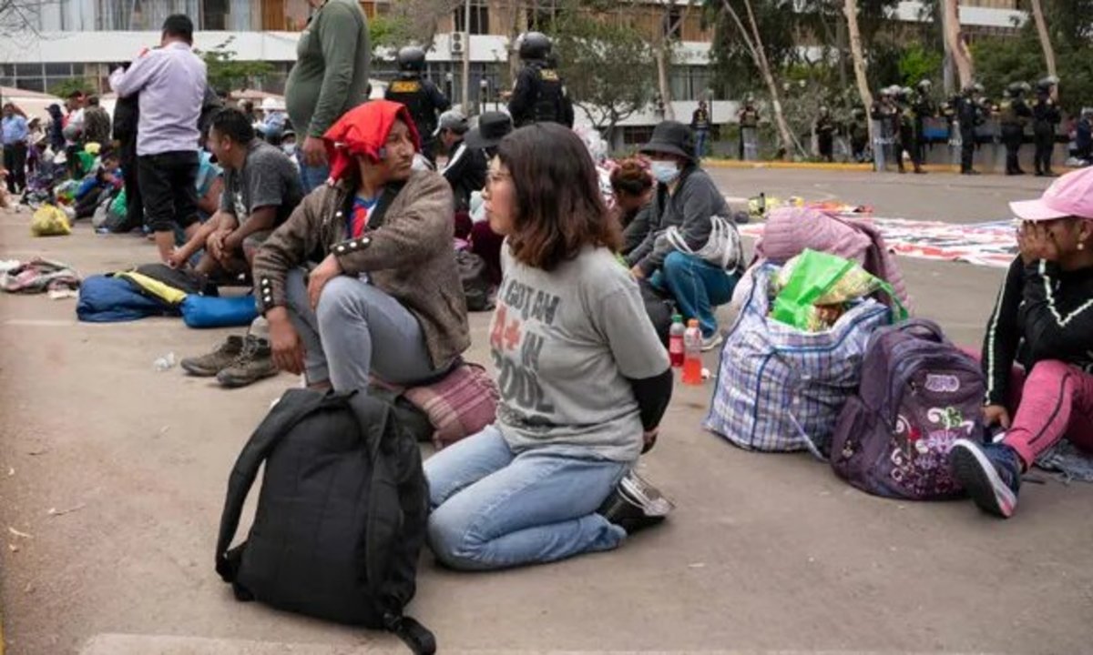 پلیس پرو موانع معترضان را از خیابان‌ها جمع می‌کند