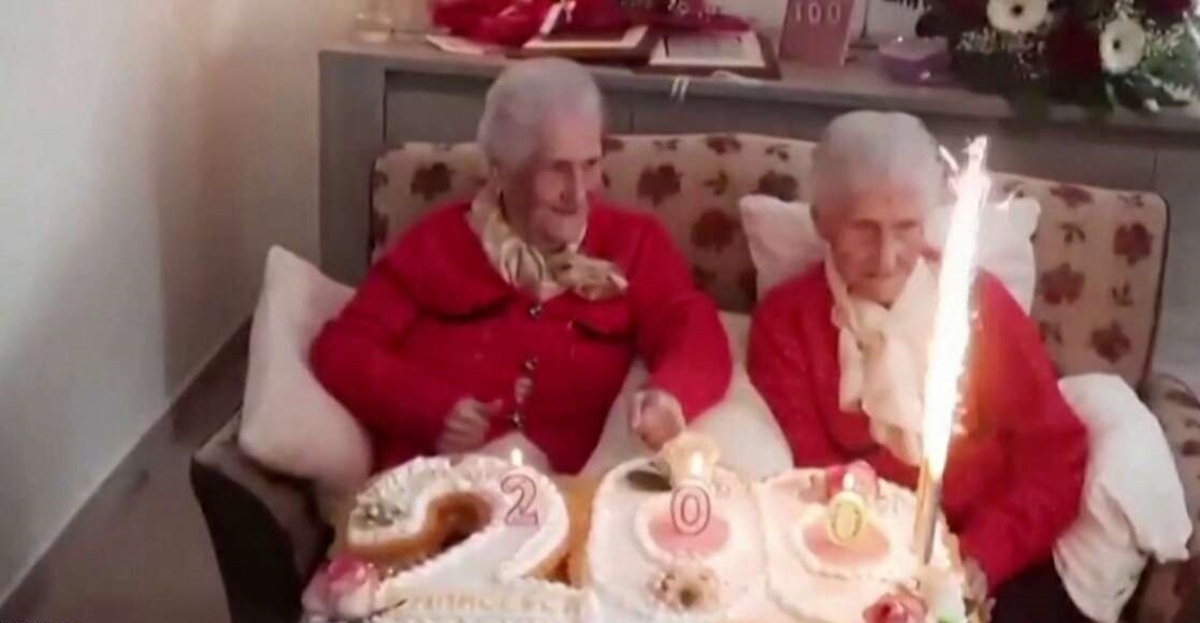 فیلم| جشن تولد ۱۰۰ سالگی خواهران دوقلو