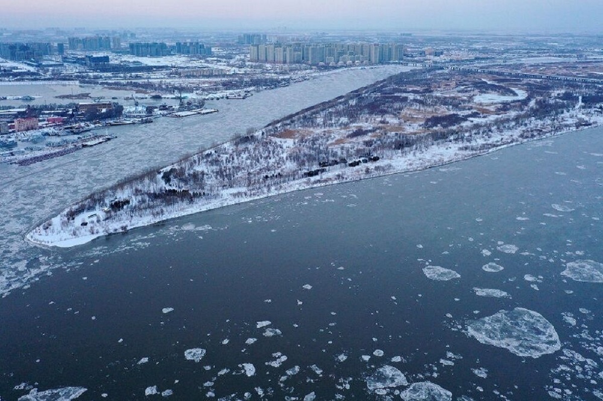 ویدیویی پربازدید از خروج گاز طبیعی از زیر رودخانه یخ‌زده