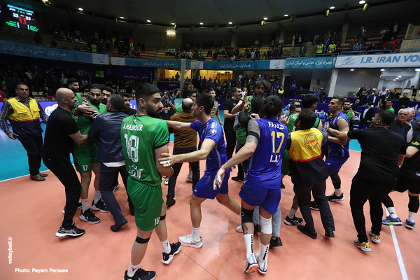 جنجال و درگیری در نیمه نهایی لیگ برتر والیبال جنجال و درگیری در نیمه نهایی لیگ برتر والیبال