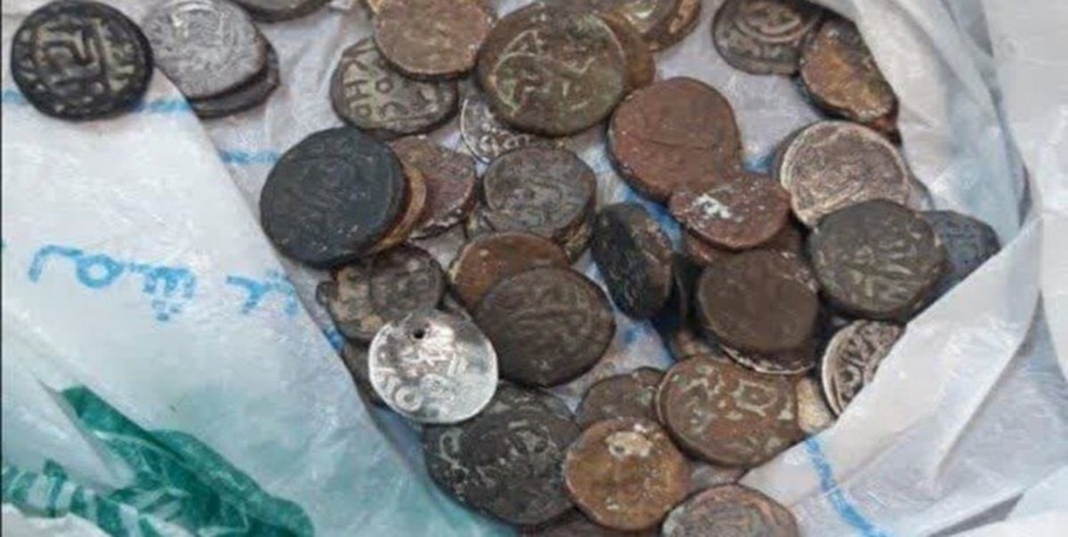 عکس| کشف ۵۶ قطعه سکه تاریخی در فرودگاه بندرعباس