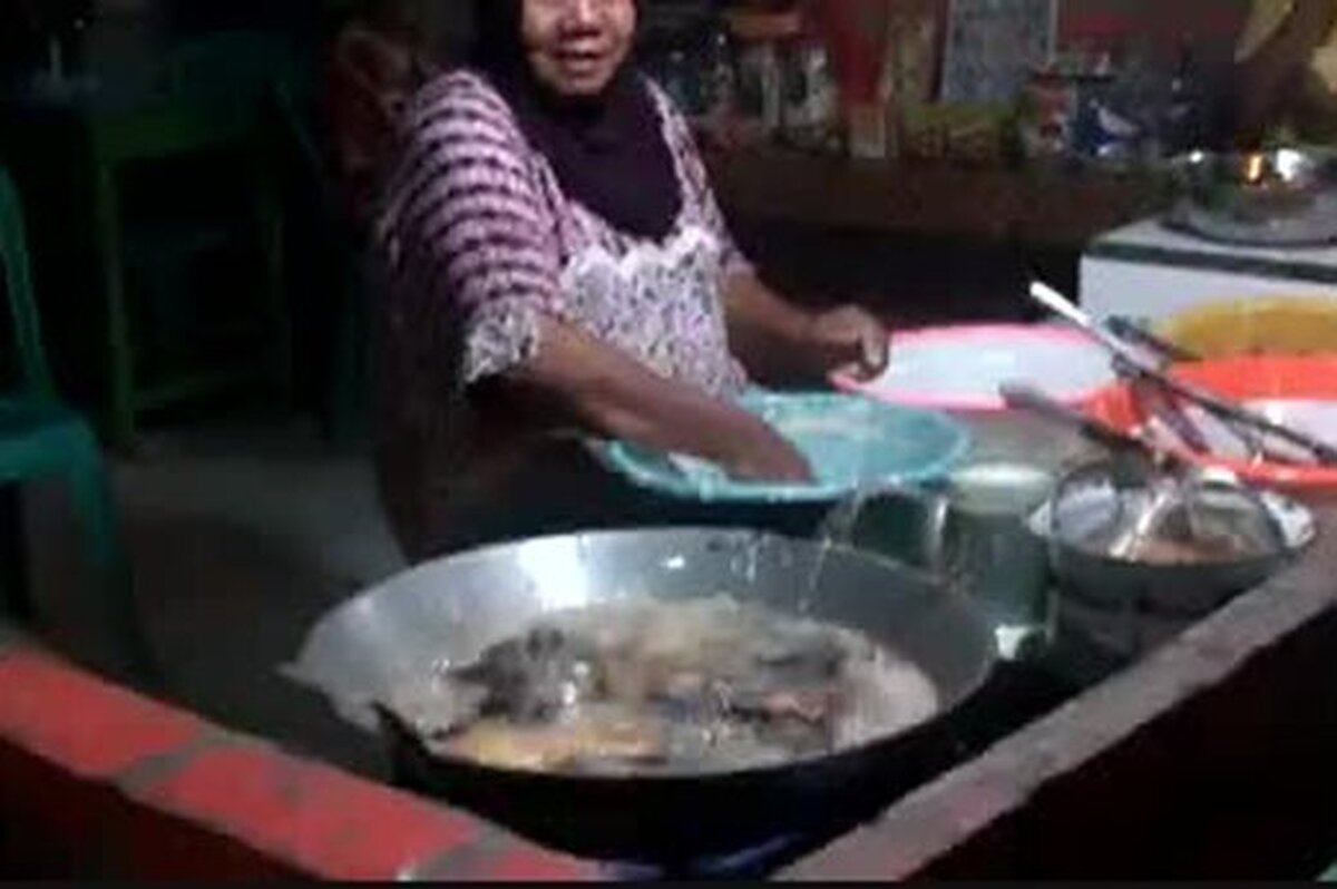 فیلم| آشپزی عجیب یک زن؛ فرو بردن دست داخل روغن داغ!