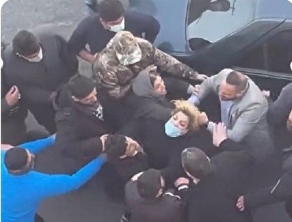 برخورد خشن مامور لباس شخصی با مادران دانش‌آموزان مسموم شده