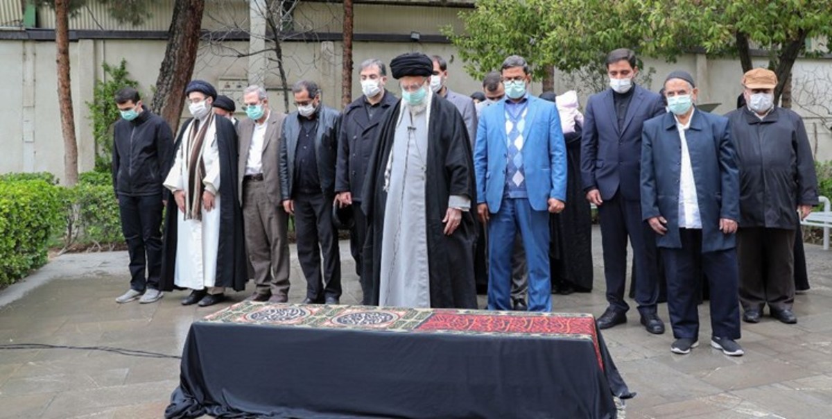 اقامه نماز رهبر انقلاب بر پیکر حسن غفوری‌فرد