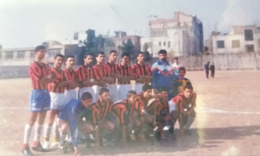 عکسی قدیمی و خاطره انگیر از مهرداد میناوند در دبیرستان