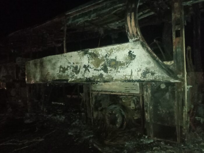 عکس| آتش گرفتن اتوبوس مسافری در یزد