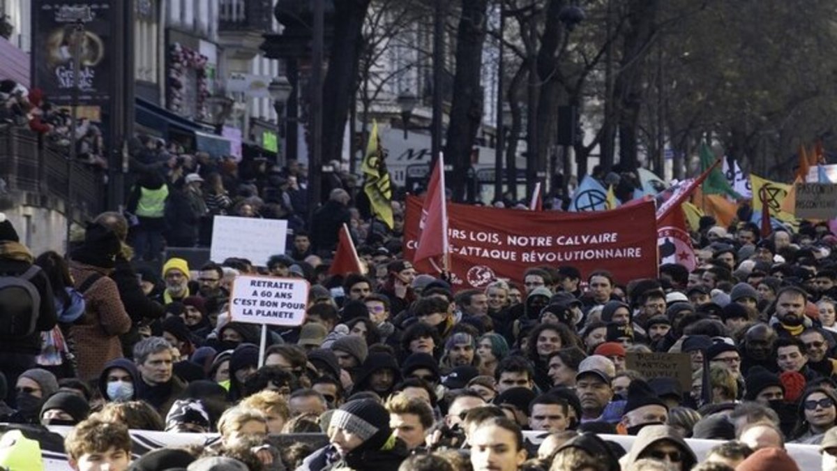 ادامه تظاهرات و اعتصابات در اعتراض به اصلاح نظام بازنشستگی فرانسه