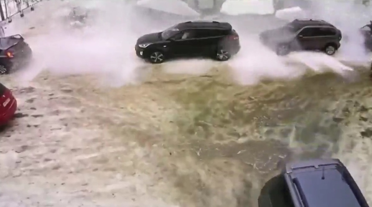 فیلم| ریزش برف از سقف روی خودرو‌ها