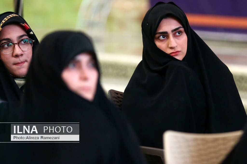 تصویر دیده نشده دختر بزرگ سید حسن خمینی در یک مراسم
