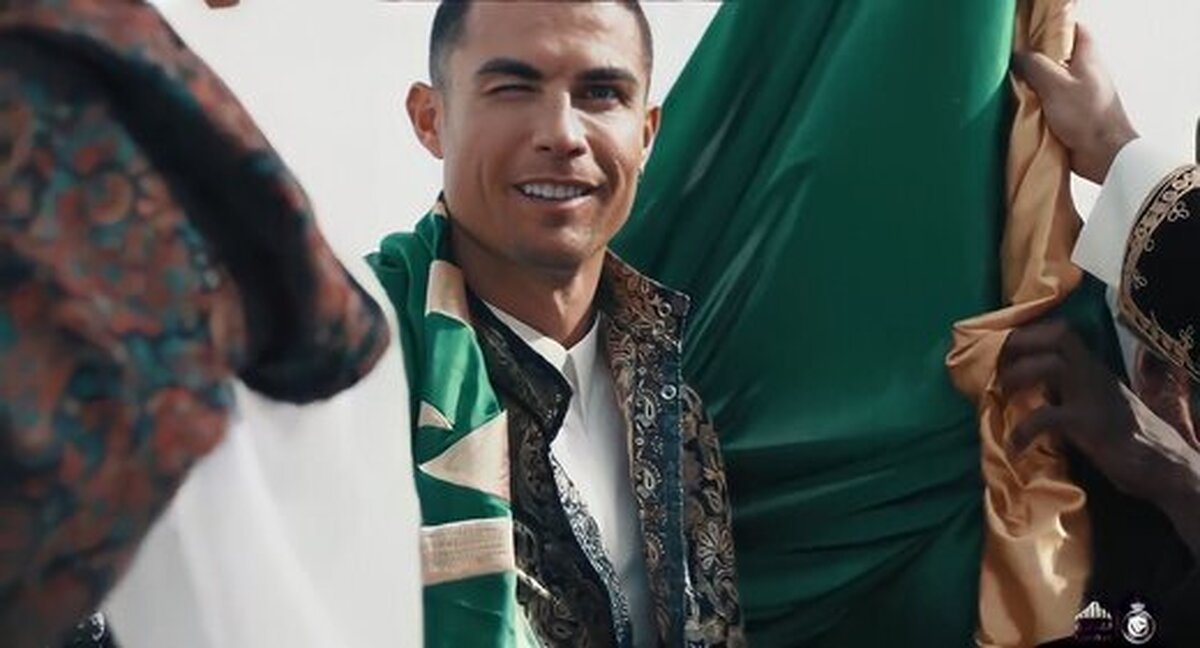 فیلم| رقص شمشیر رونالدو با پرچم عربستان!