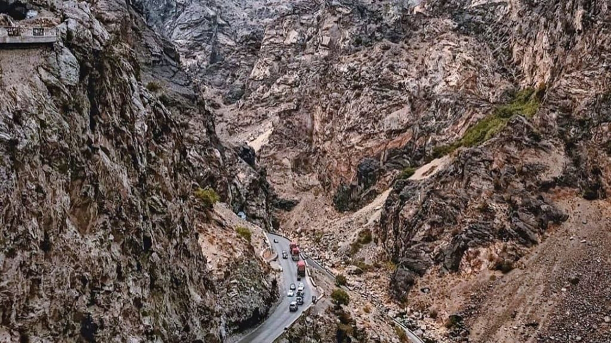 فیلم| جاده‌ای صعب العبور، اما زیبا در دل افغانستان