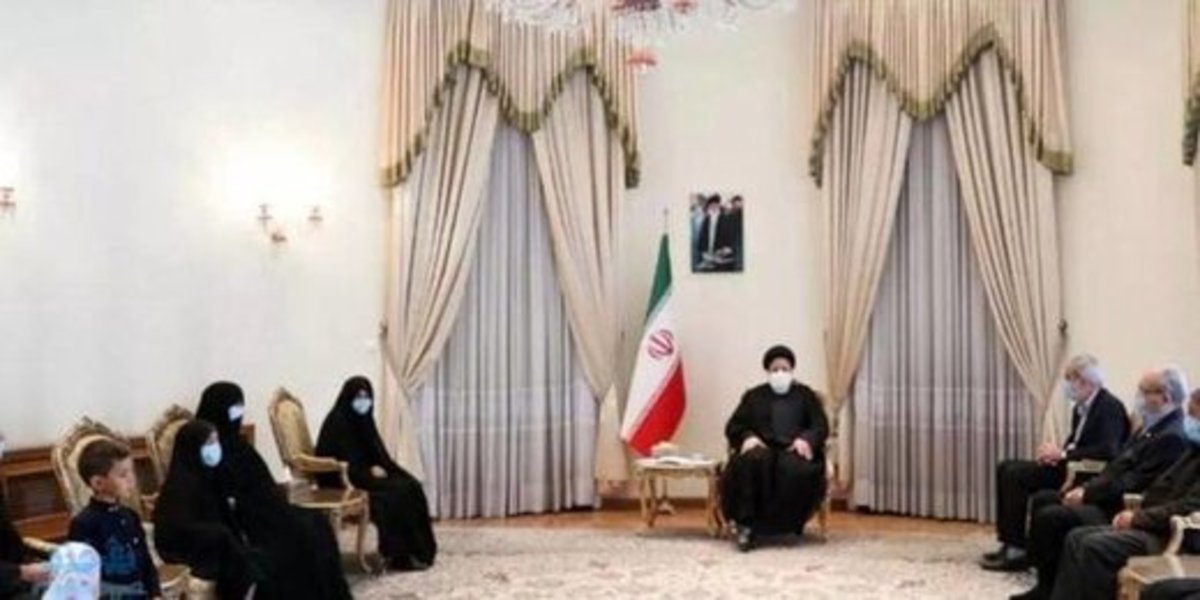 اعتراض به حذف تصویر امام از نشست رسمی رئیسی/ می‌خواهید خمینی‌زدایی کنید؟