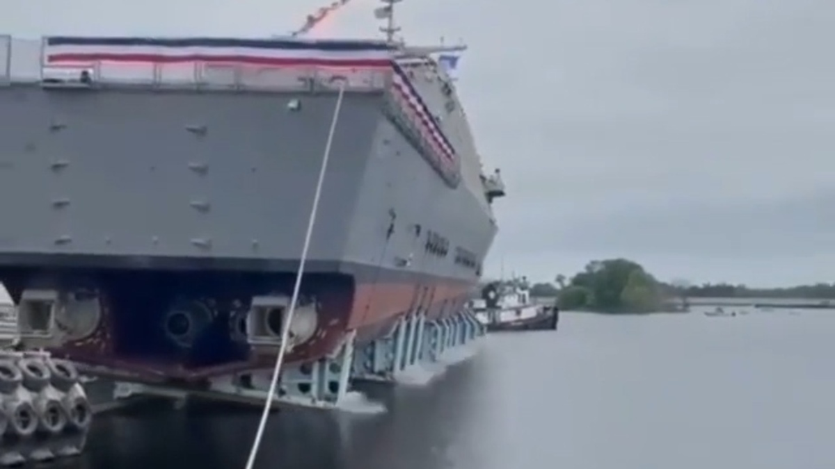 فیلمی از لحظه به آب انداختن یک کشتی