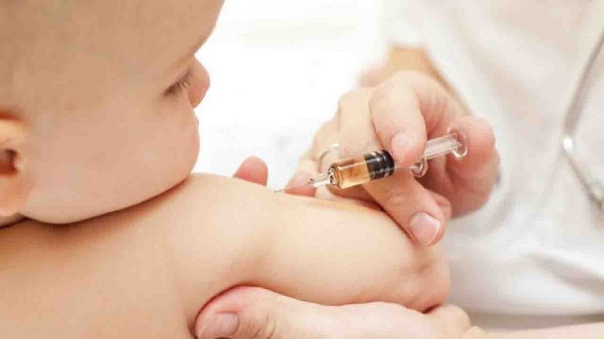 فیلم| روش متفاوت یک پزشک برای تزریق واکسن به نوزادان