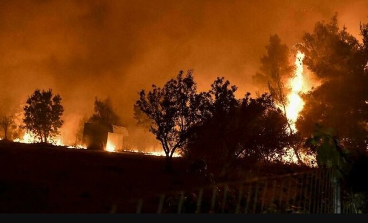 این آتش‌سوزی جنگلی چندین شهر را تهدید می‌کند