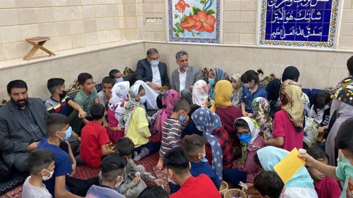 عکس| عید فطر شمخانی با کودکان تحت پوشش کمیته امداد