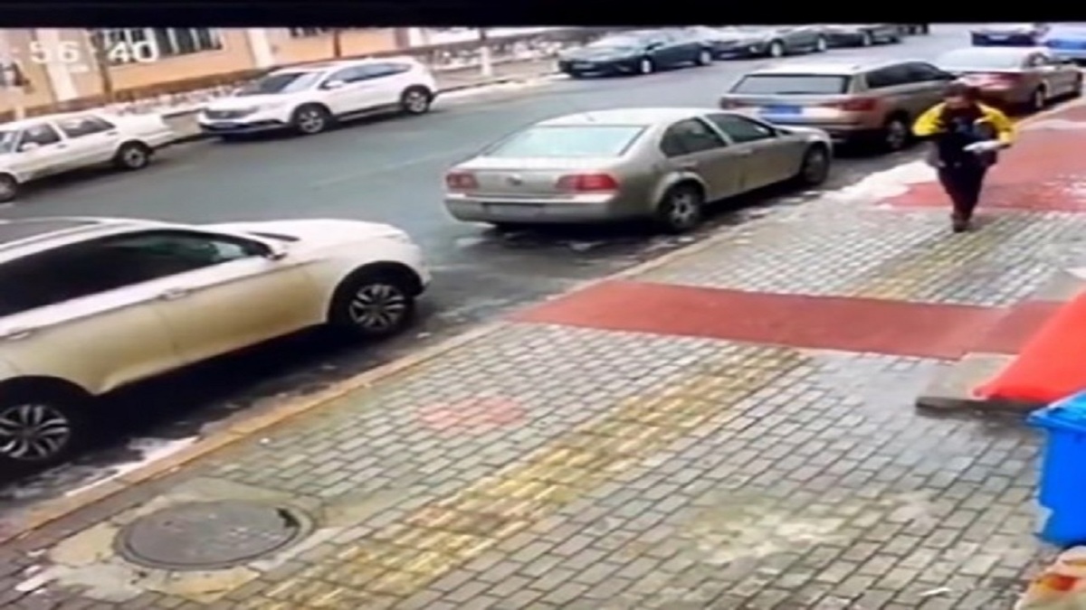 فیلم| برخورد لاستیک ماشین بر سر یک عابرپیاده