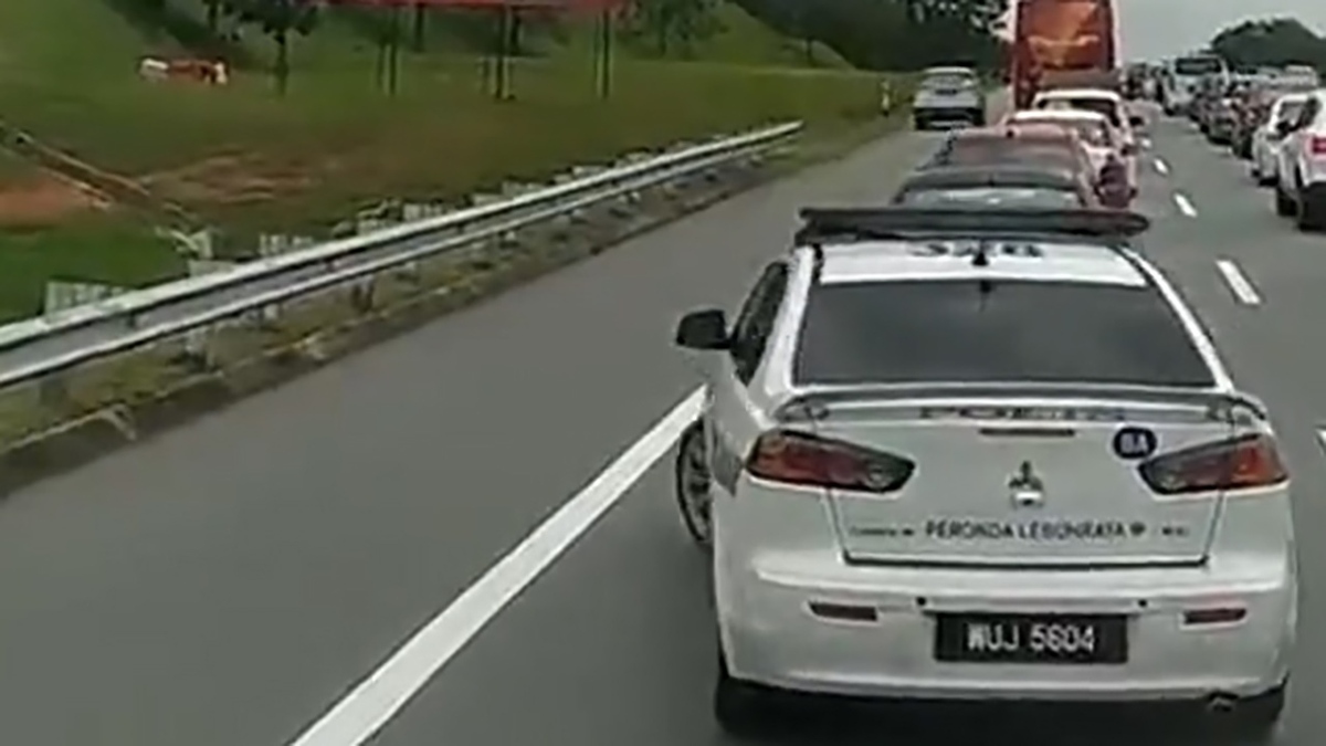 فیلم| خودروی پلیس به دنبال راننده متخلف