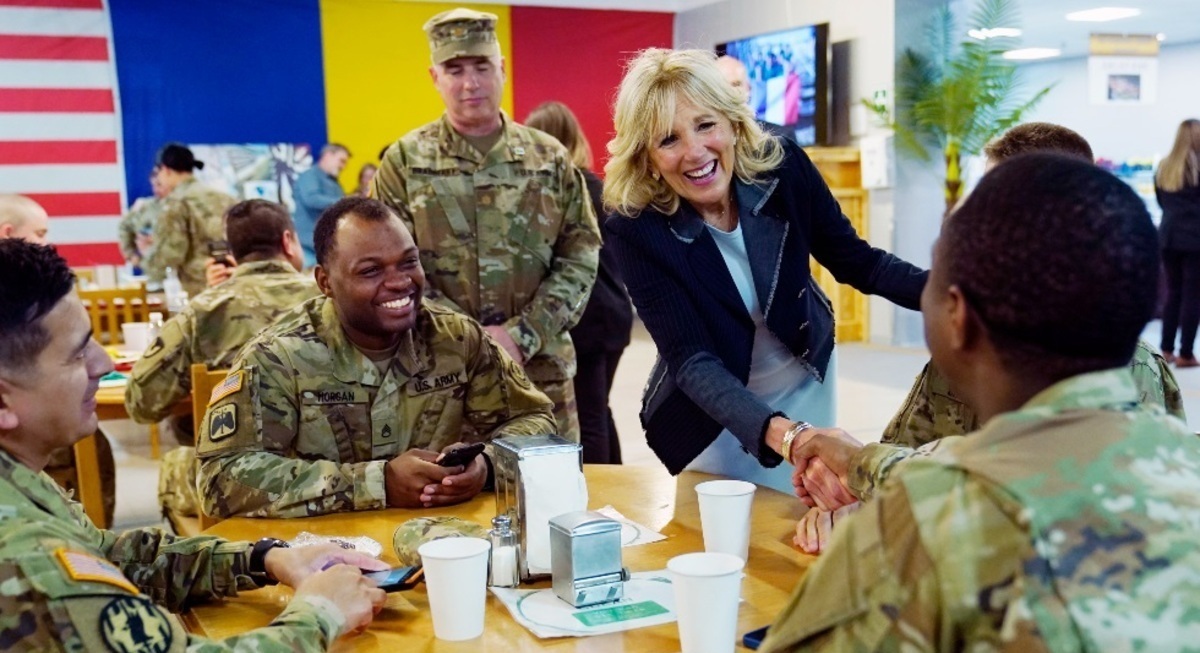 فیلم| همسر بایدن برای سربازان آمریکایی غذا سرو کرد