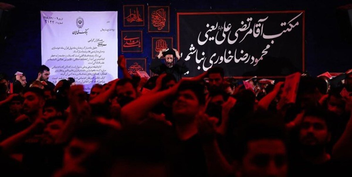 عکس| بنر نامه خاوری در هیأت مداح مشهور
