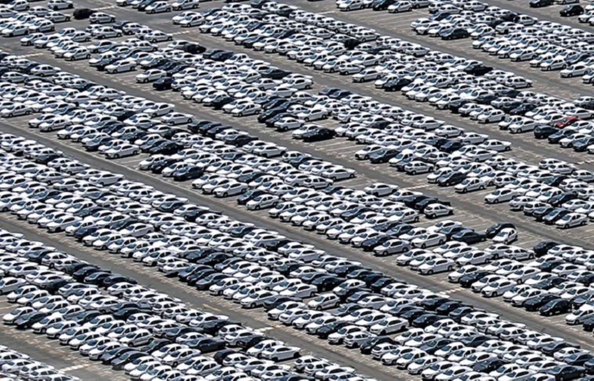 فیلم| دپوی هزاران خودرو در پارکینگ ایران خودرو