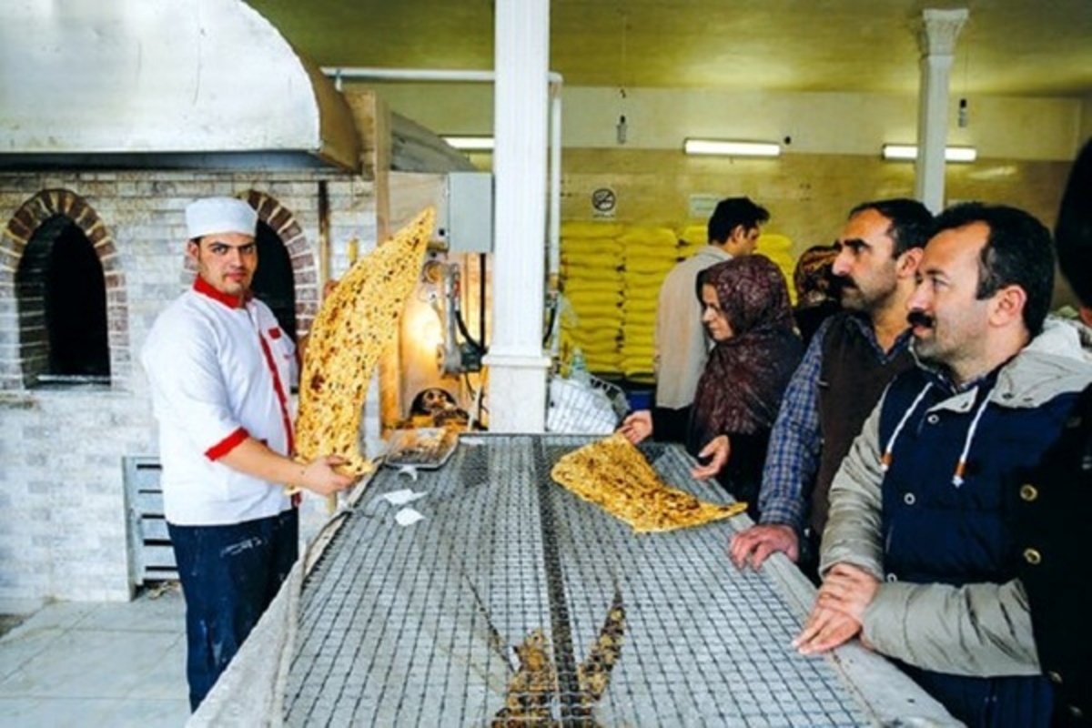 صف‌های طولانی خرید نان در مشهد/ اتحادیه نانوایان: مردم بیش از حد نان می‌خرند!