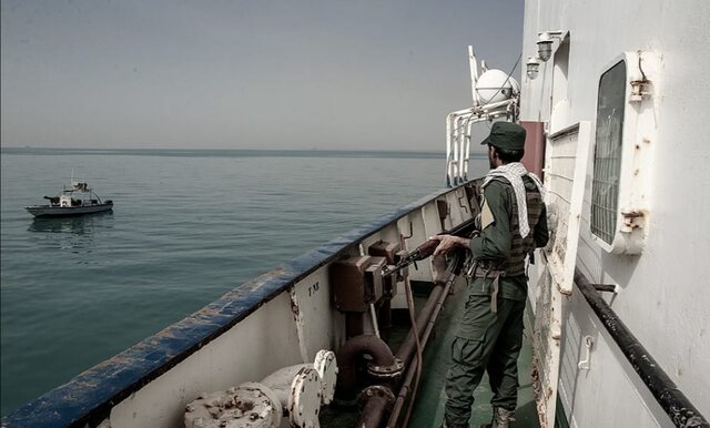 توقیف کشتی خارجی در خلیج‌فارس/ بازداشت ۷ نفر