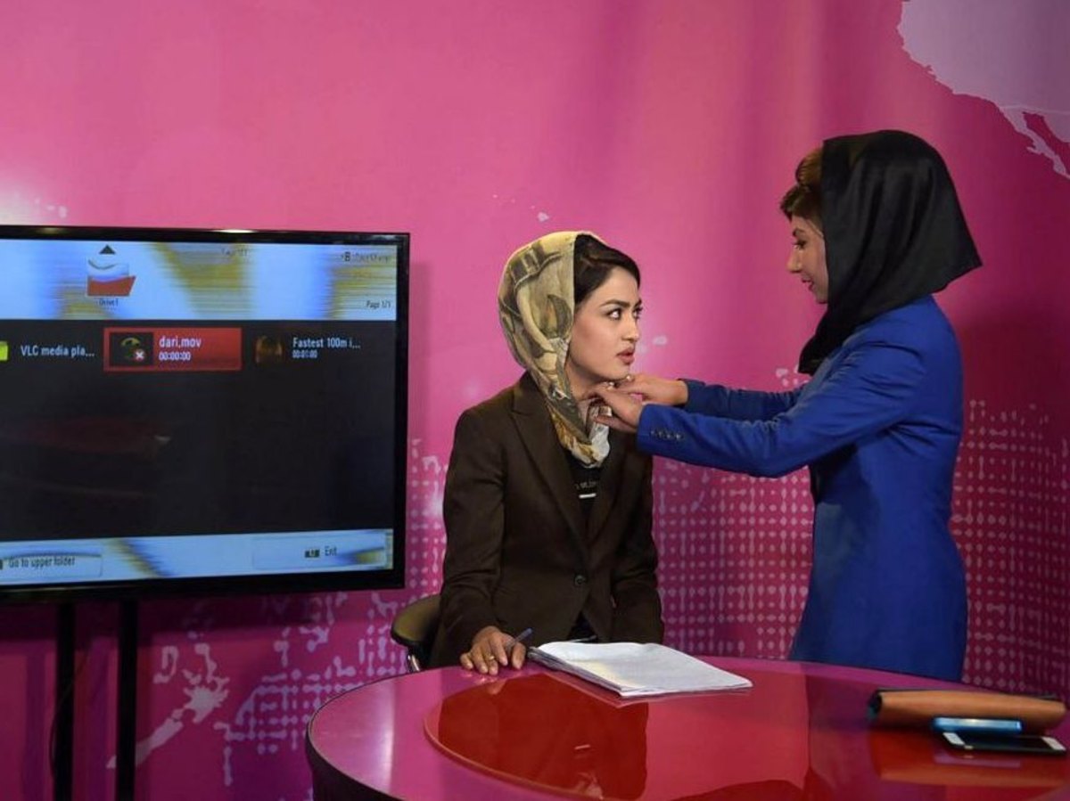 طالبان: گویندگان زن تلویزیون صورت خود را بپوشانند