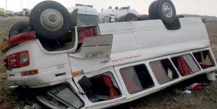 واژگونی مینی‌بوس در کرمانشاه: ۱۳ مسافر به بیمارستان رفتند/عکس