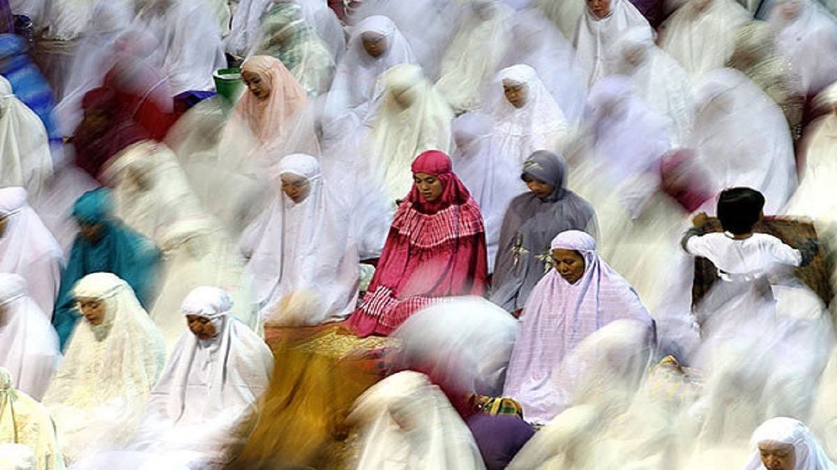 فیلم| ایستادن زنان در کنار مردان در نماز جماعت جنجالی