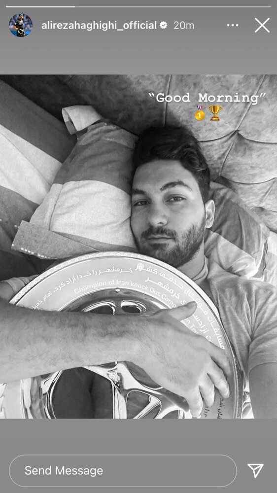 عکس| دروازه&zwnj;بان نساجی با جام در رختخواب