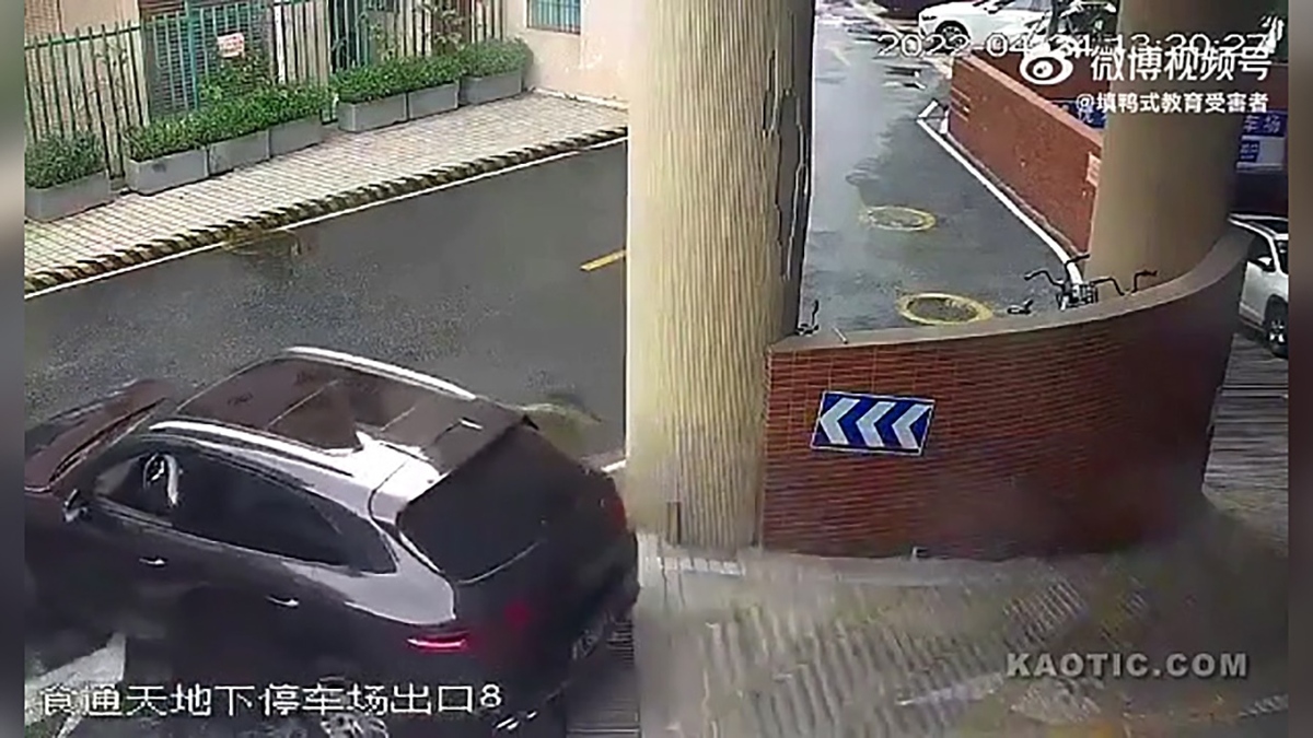 فیلم| سقوط پورشه پس از خروج از پارکینگ