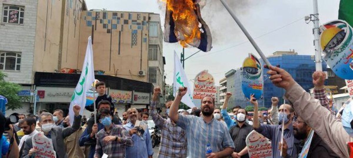 پرچم اسرائیل در تهران به آتش کشیده شد!