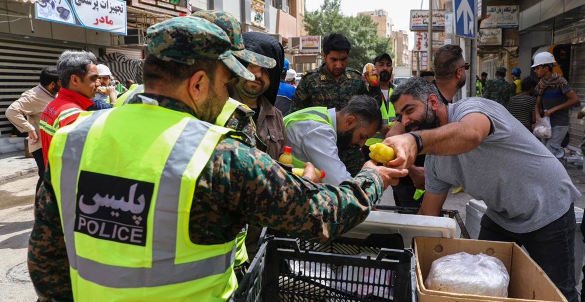 تصاویر| حس زیبای همدلی در حادثه متروپل آبادان