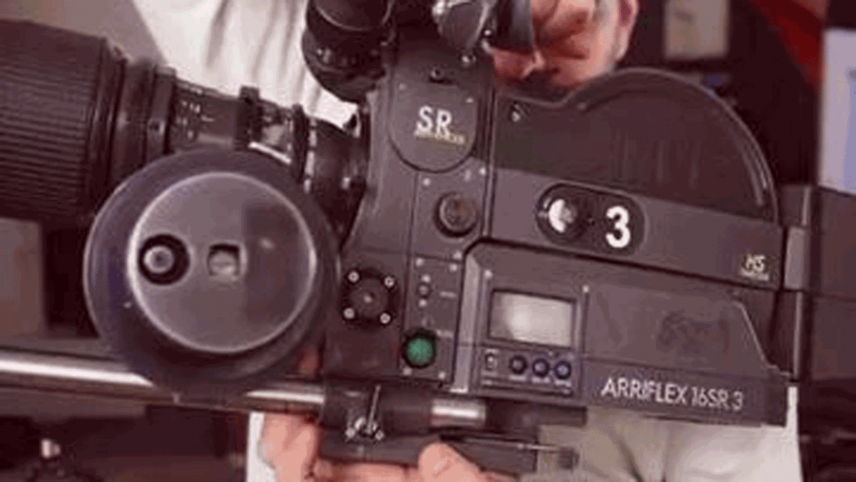 فیلم| مقایسه دوربین آیفون ۱۳ پرو مکس و دوربین قدیمی ۱۶ میلی متری