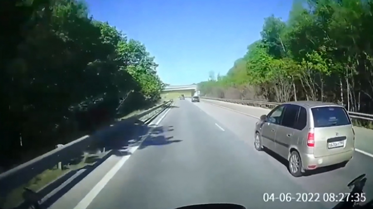 فیلم| برخورد دو اتومبیل در زمان سبقت گرفتن