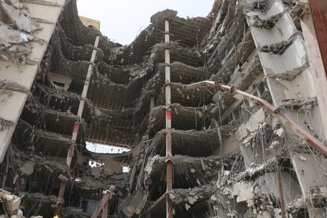 هر آن احتمال فروریختن متروپل وجود دارد / احتمال گرفتاری 50 نفر زیر آوار