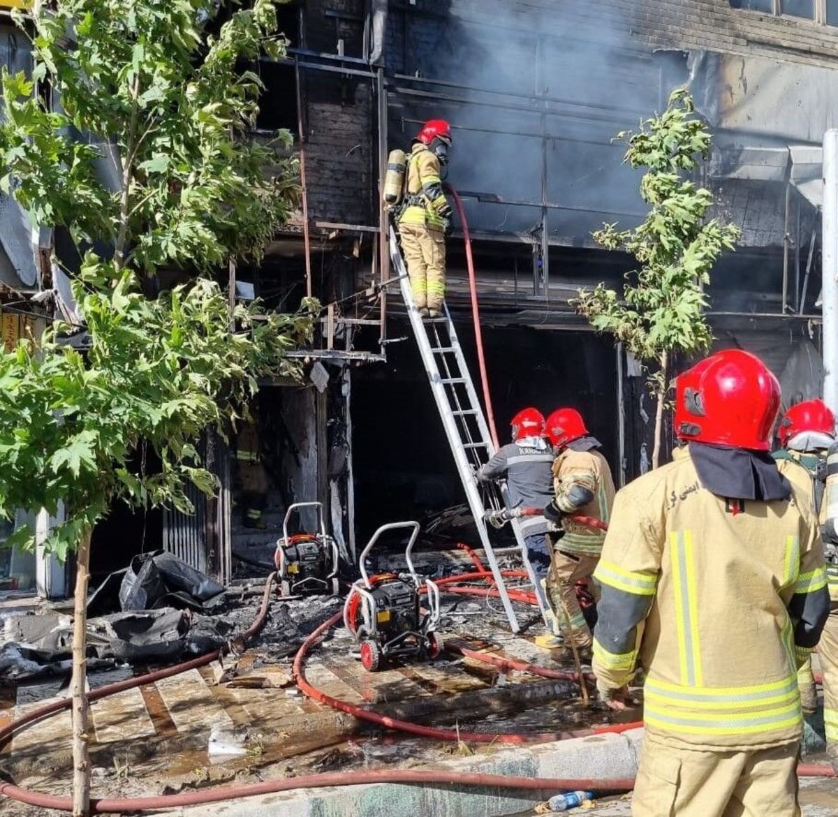 مهار آتش سوزی یک کارگاه در تهران